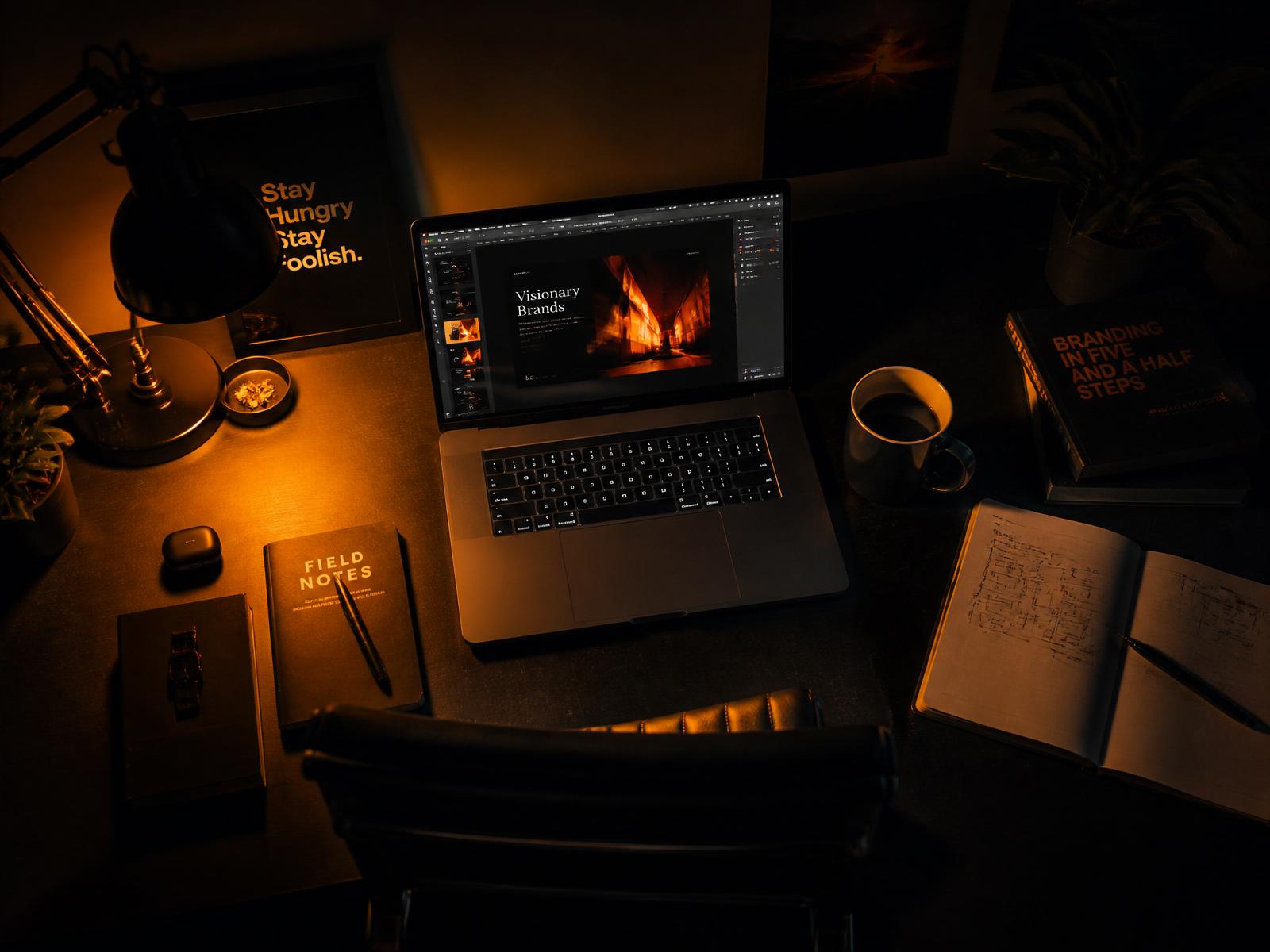 Escritorio nocturno iluminado con luz cálida